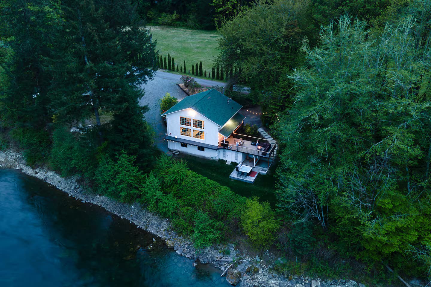 Riverside Retreat on Skagit River - Cabin in Concrete, Washington